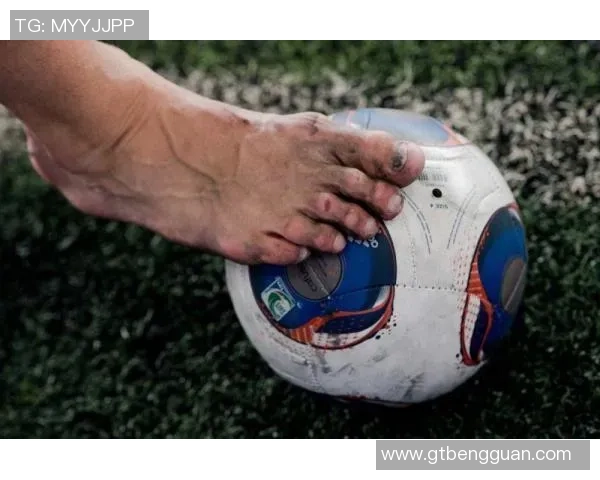 足球脚绷紧的秘密与技巧探讨如何提升运动员的表现与防伤能力