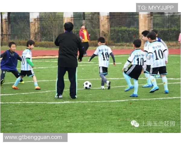 打造家庭足球室的完美空间让亲子互动与运动乐趣双丰收 打造家庭足球室的完美空间让亲子互动与运动乐趣双丰收