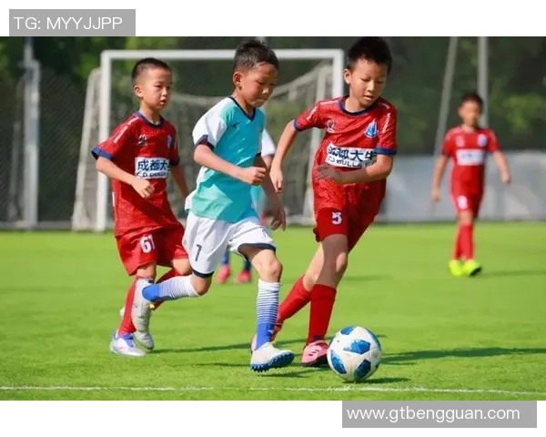 盈月足球：探索足球的魅力与激情，助力青少年成长与发展